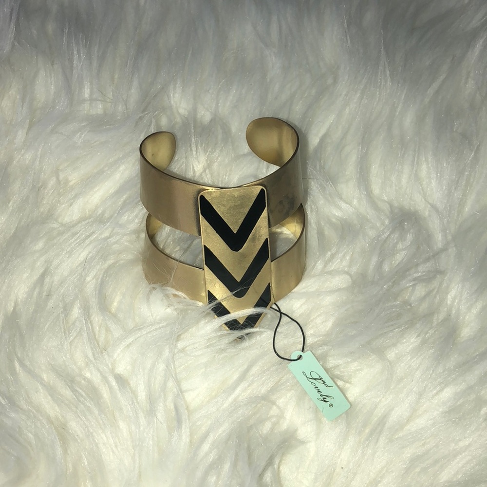 GOLD ARROWHEAD CUFF